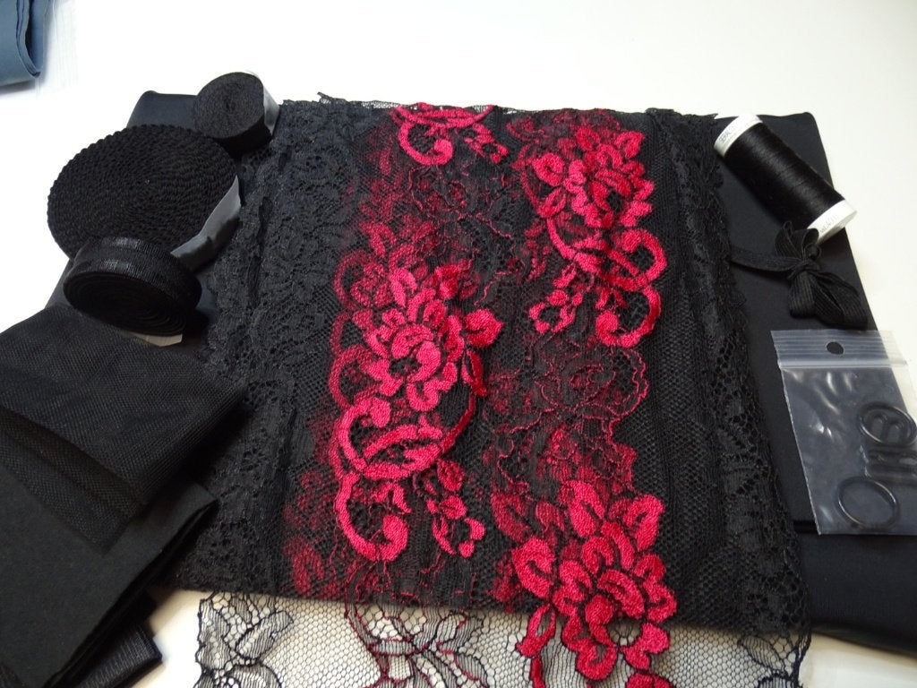 NR.164 NOIR ROUGE  LINGERIE COMPL. PAKKET REKBAAR KANT, Ophalen of Verzenden, Nieuw, Kant