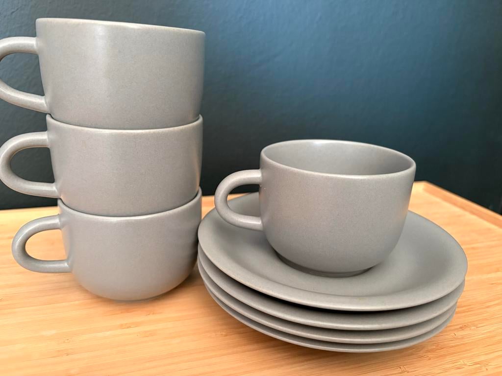 IKEA kop en schotel - 4 stuks lichtgrijs, Huis en Inrichting, Keuken | Servies, Ophalen, Keramiek, Zo goed als nieuw, Effen