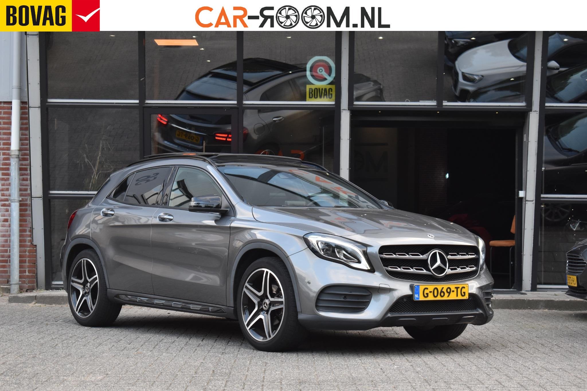 Mercedes-Benz GLA-klasse 180 AMG Line Pano Keyless Camera LE, Auto's, Dealer onderhouden, Gebruikt, 4 cilinders, Leder en Stof