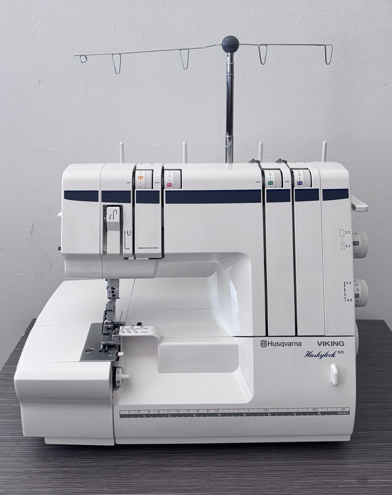 Husqvarna 905 lockmachine in top conditie, Hobby en Vrije tijd, Naaimachines en Toebehoren, Ophalen, Zo goed als nieuw, Lockmachine