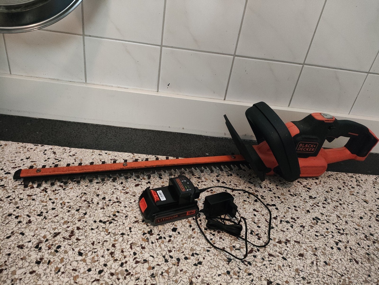 Heggenschaar Black & Dekker accu incl. oplader, Tuin en Terras, Heggenscharen, Ophalen, Gebruikt, Accu