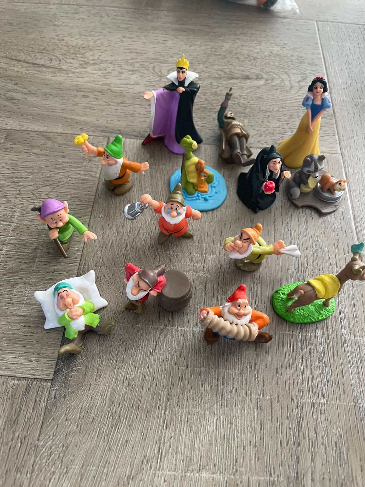 Sneeuwwitje en 7 dwergen  poppetjes en figuurtjes, Verzamelen, Ophalen of Verzenden, Zo goed als nieuw, Beeldje of Poppetje
