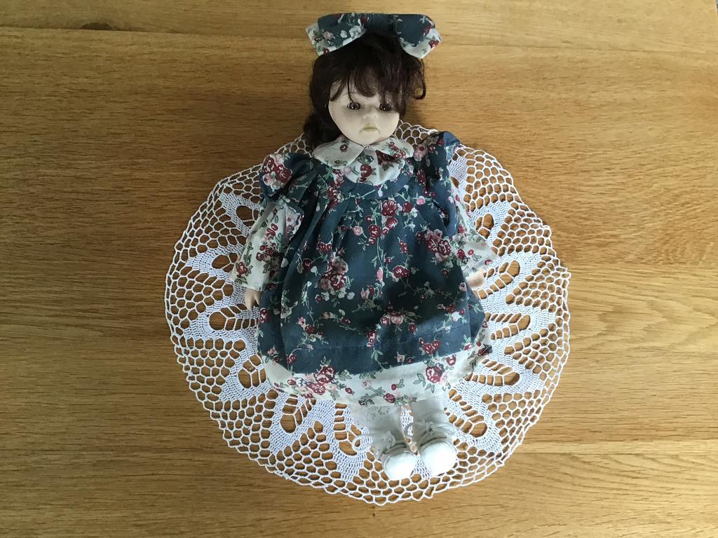 Stenen popje van vroeger,met kleertjes ,30 cm lang, Verzamelen, Poppen, Ophalen of Verzenden, Gebruikt, Pop