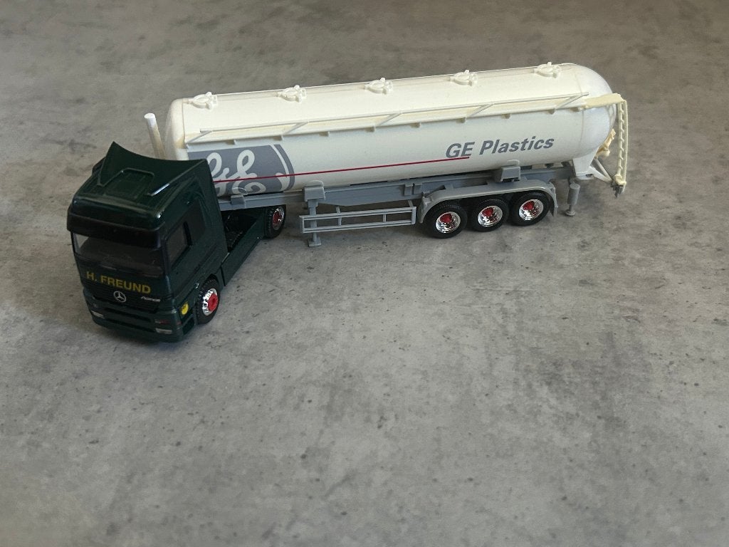 Herpa 1:87 H.Freund MB + GE Plastics silo trailer, Ophalen of Verzenden, Zo goed als nieuw, Auto, Herpa