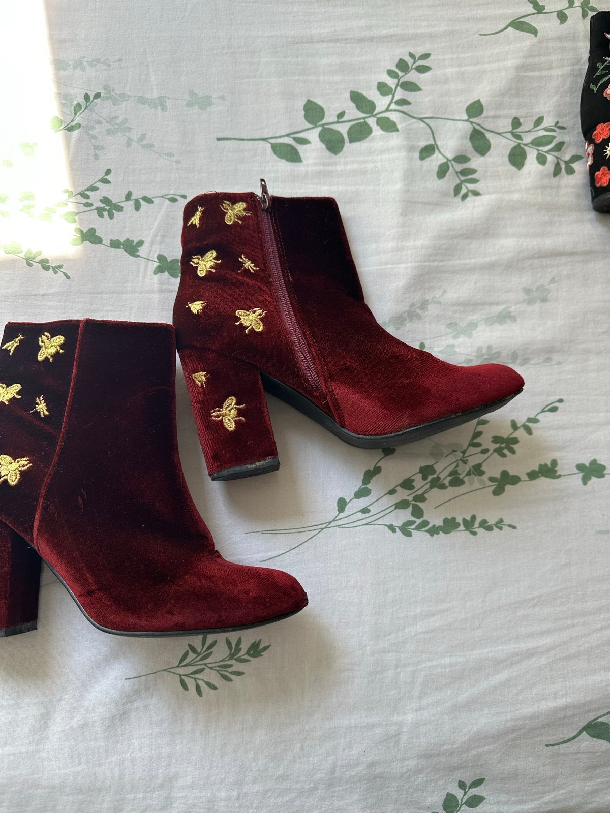 Sacha Premium Collection fluwelen enkellaarsjes met bijen, Kleding | Dames, Ophalen of Verzenden, Gedragen, Rood, Lage of Enkellaarzen