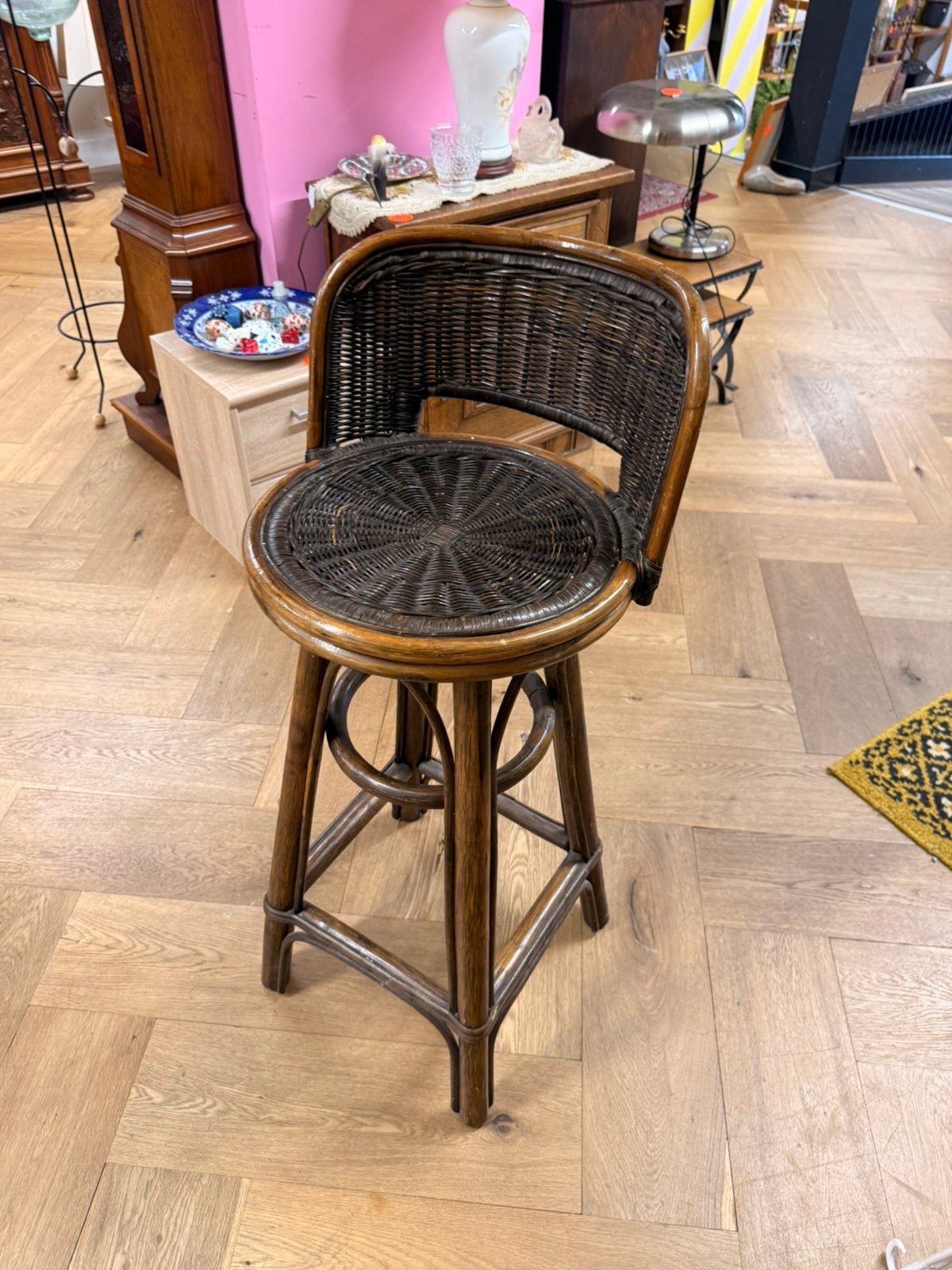 Vintage rotan barkruk met rugleuning, Ophalen, Gebruikt, Hout, 90 cm of meer