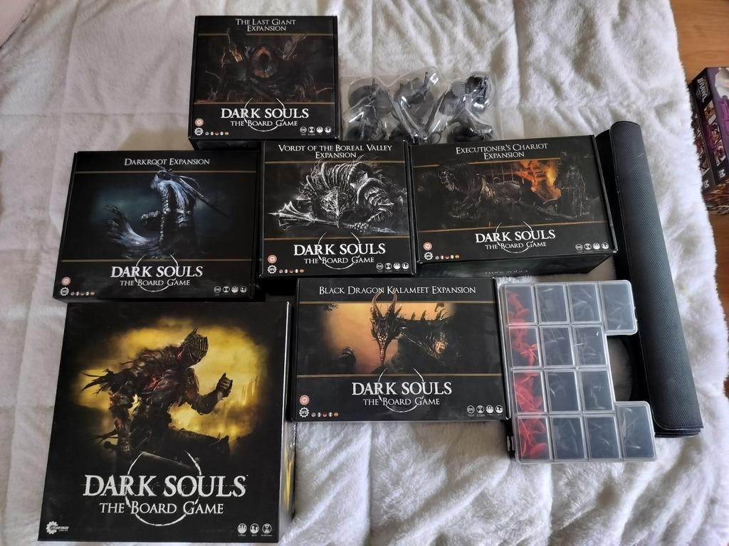 Dark souls the board game sleeved + expansions + playmat, Ophalen of Verzenden