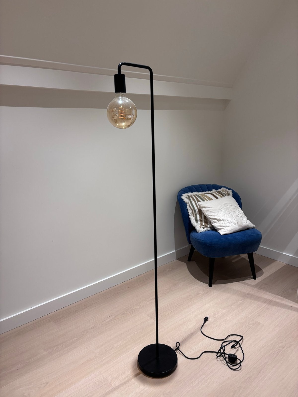Moderne Zwarte Vloerlamp met Edison LED Lamp, Ophalen, E27 (groot), Zo goed als nieuw, Metaal