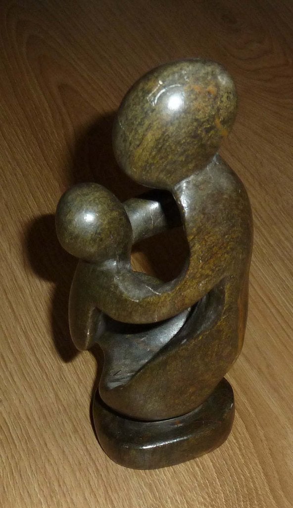 Het beeld moeder en kind in abstracte vormgeving, Ophalen of Verzenden, 20 - 50 cm, Steen of Keramiek, Beeld
