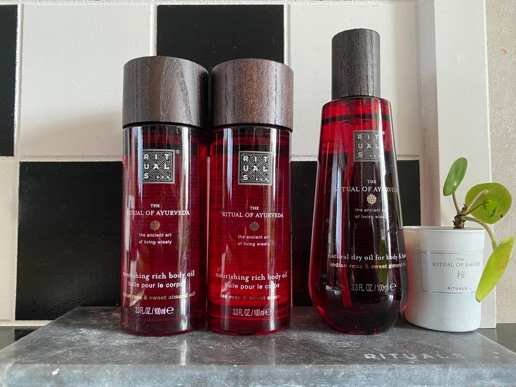 Rituals of ayurveda dry oil indian rose en sweet almond oil, Ophalen of Verzenden, Zo goed als nieuw, Bodylotion, Crème of Olie