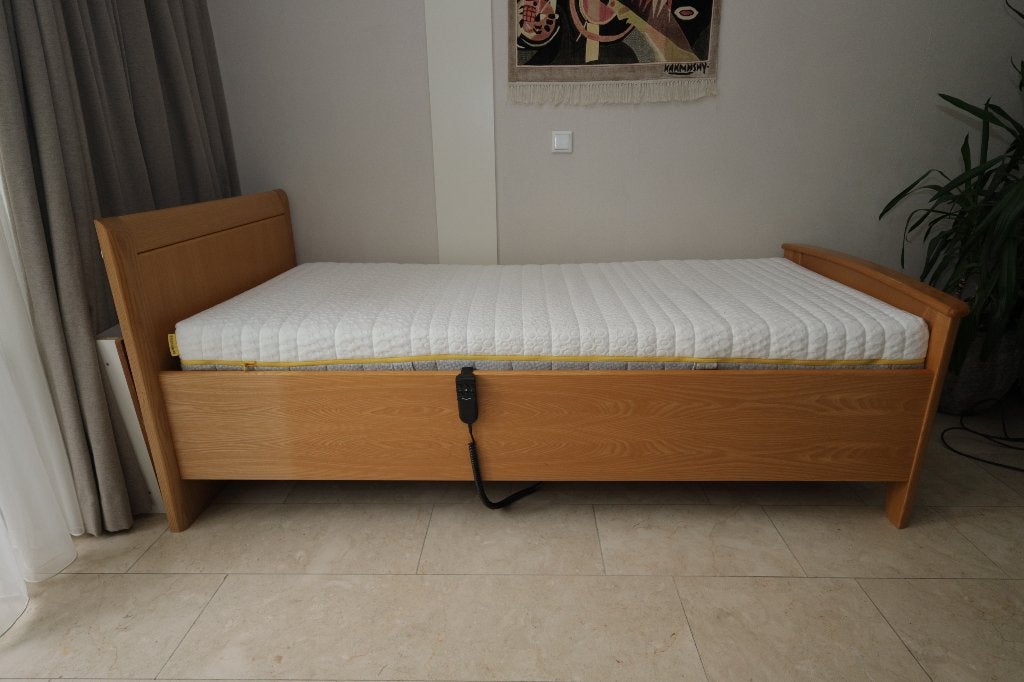 Seniorenbed elektr. verstelbaar + nachtkastje (SNEL OPHALEN), Ophalen, Verstelbaar, 90 cm, Eenpersoons