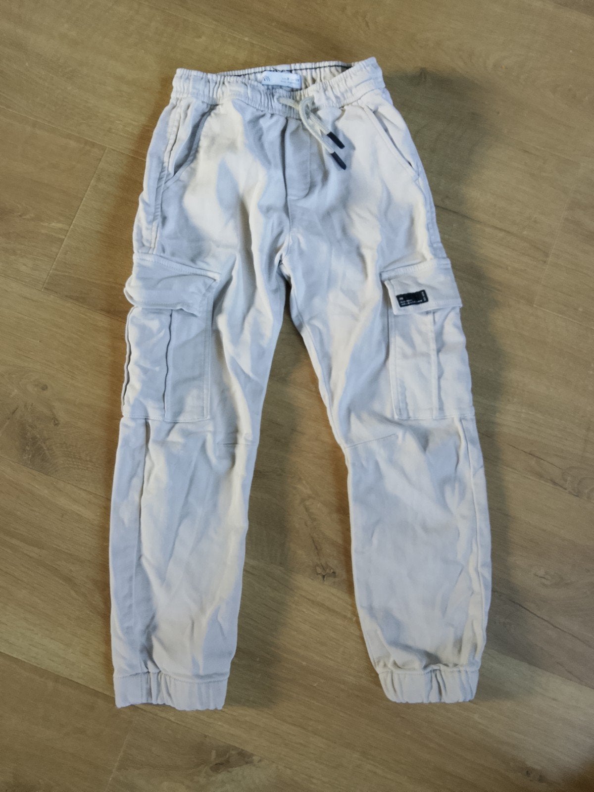 Zara Cargo Broek - Maat 128 (8 jaar), Kinderen en Baby's, Kinderkleding | Maat 128, Gebruikt, Zara, Contact@zara.com, Av. de la Diputación, Edificio Inditex, 15142 Arteixo, A Coruña, Spain