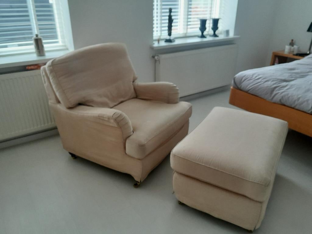 Ecru kleurige stoel met hocker in Landelijke/ Engelse stijl, Ophalen, Gebruikt, 75 tot 100 cm, 50 tot 75 cm