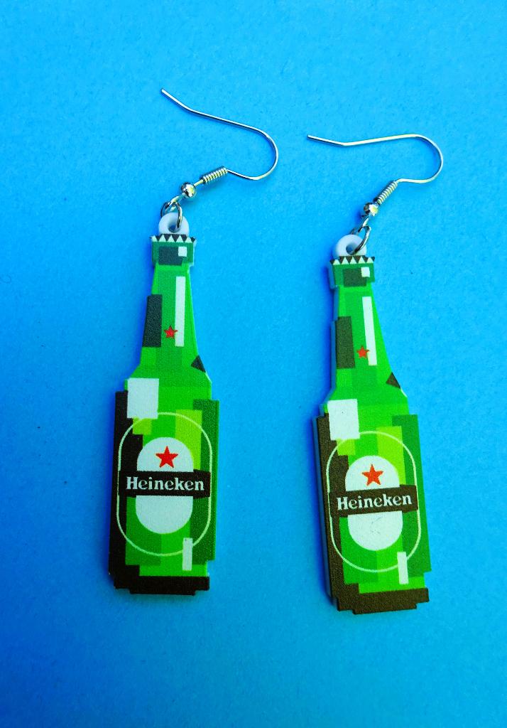 Heineken bier flesjes oorhangers (kunststof), Overige materialen, Hangers, Verzenden, Zo goed als nieuw