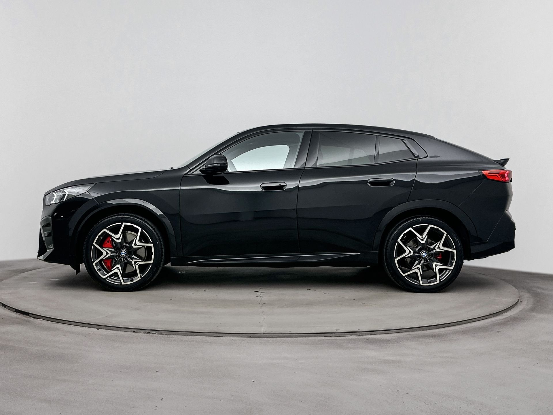 BMW iX2 eDrive20 M Sport / Panoramadak / Sportstoelen / Adap, Auto's, Stoelverwarming, 750 kg, Met garantie (alle), 24 min