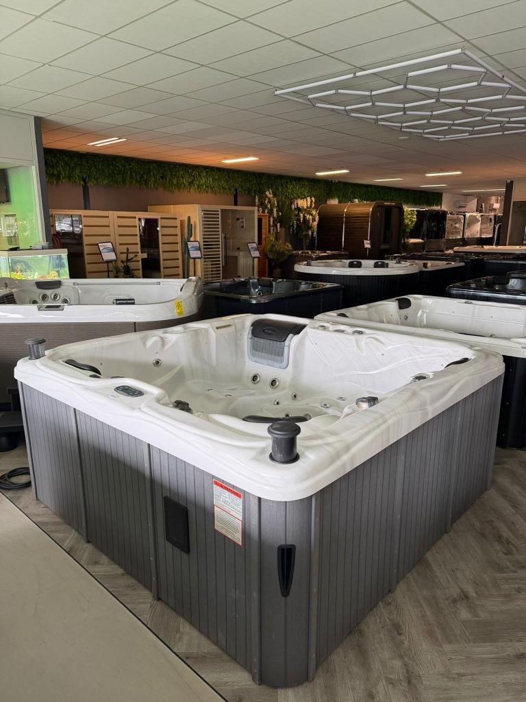 Jacuzzi Spa 215x215 – Plug & Play 220V – Balboa – Garantie, Ophalen, Zo goed als nieuw, Pomp, Vast