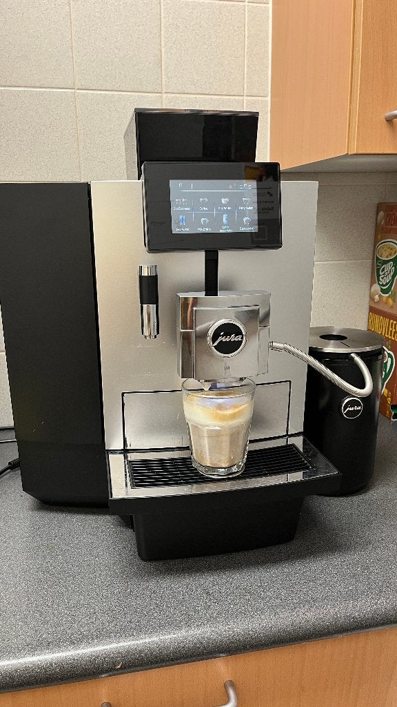 Jura X10 volautomatische koffiemachine met melkkoeler, Ophalen, Afneembaar waterreservoir, Gebruikt, 10 kopjes of meer