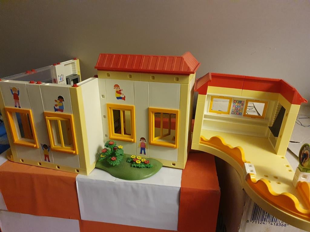 Winkelcentrum, kinderdagverblijf en luxe villa  playmobil, Ophalen, Gebruikt