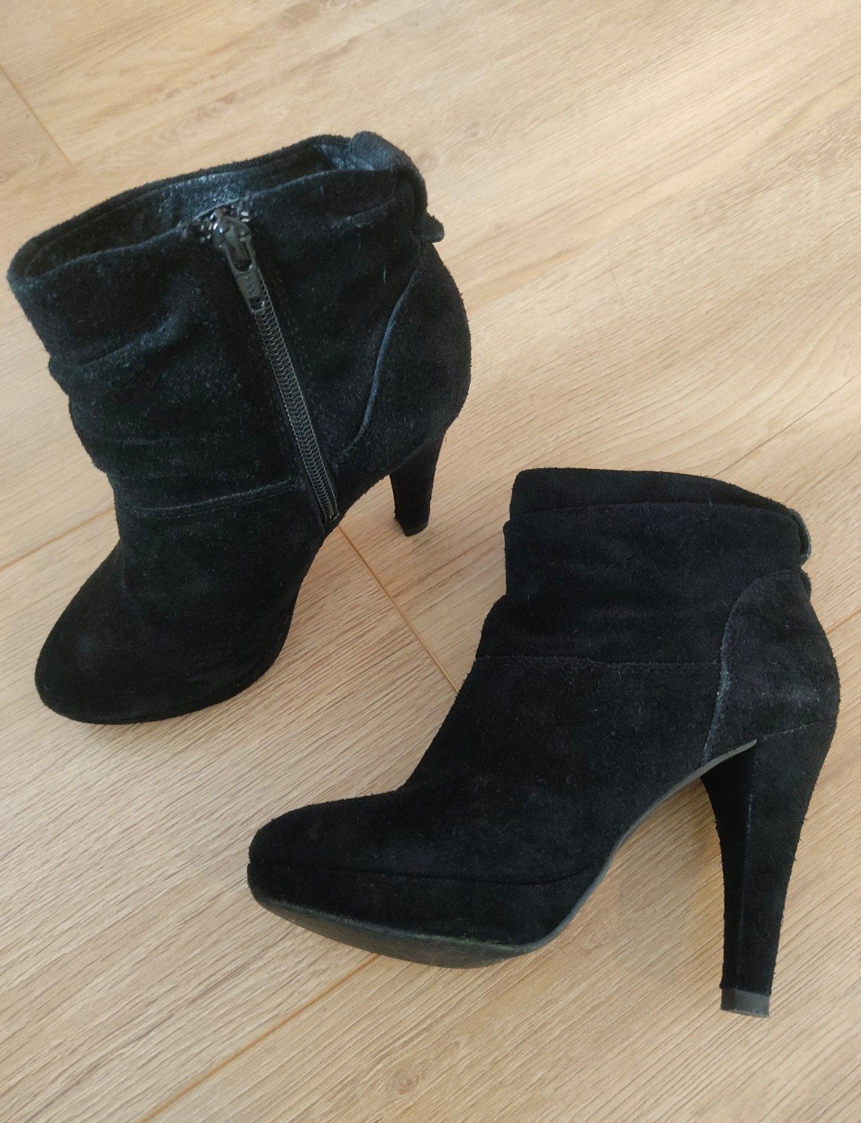 Invito - Suède leren enkellaarsjes hoge hakken - mt 36, Kleding | Dames, Verzenden, Zwart, Schoenen met hoge hakken, Invito