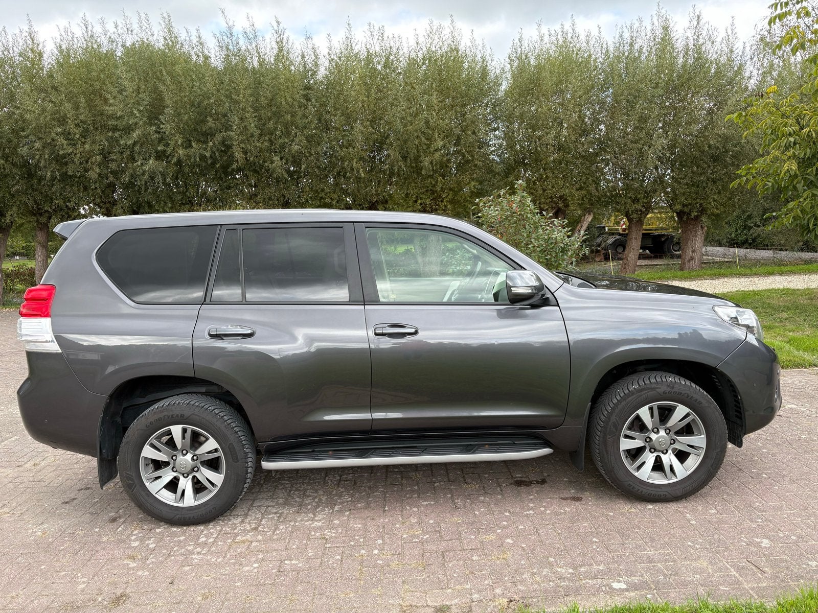 Toyota Landcruiser 3.0 D-4d 5DR AUT 2011 Grijs, Automaat, Dealer onderhouden, Geheel digitaal combi-instrument, Beige