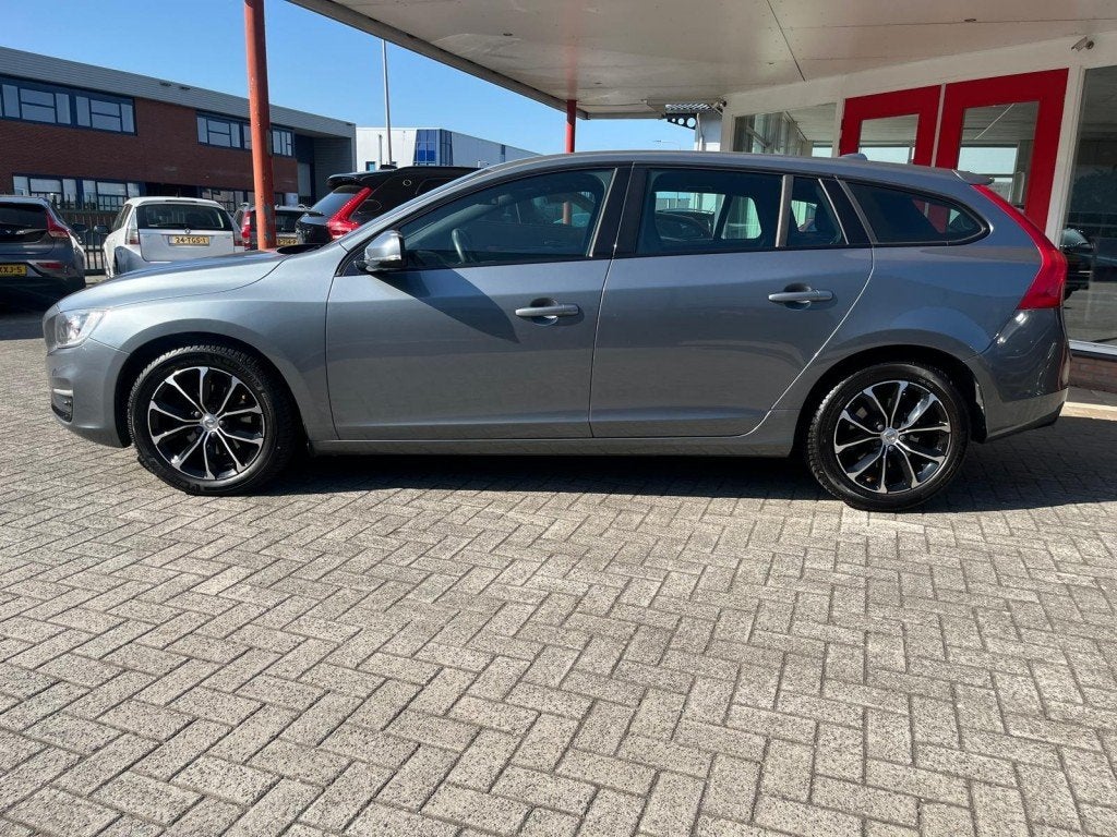 Volvo V60 2.0 T3 153PK 2018  Dealeronderhouden  Volledig led, Auto's, Volvo, USB, Gebruikt, Euro 6, 4 cilinders