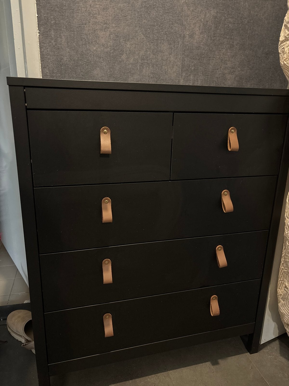 Zwarte ladekast met leren handgrepen - Zo goed als nieuw, Huis en Inrichting, Ophalen, 5 laden of meer, 100 tot 150 cm, 50 tot 100 cm