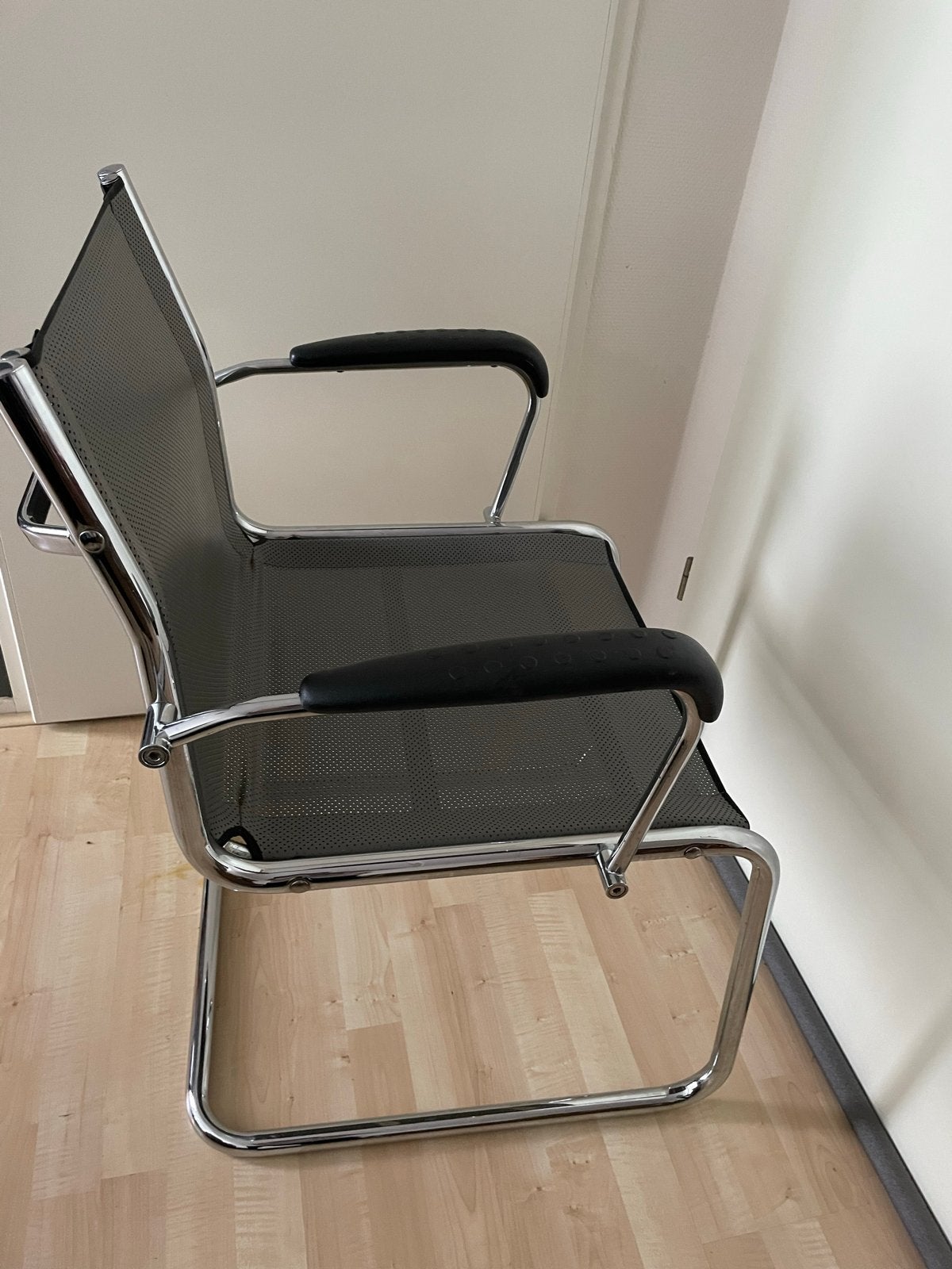 Moderne bureau stoel- Grijs Gaas & Chroom, Huis en Inrichting, Stoelen, Zo goed als nieuw, Drie, Metaal, Grijs, Ophalen
