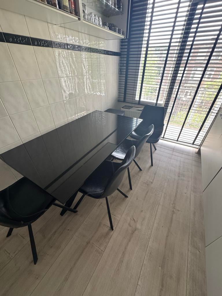 Moderne zwarte eettafel met 4 stoele/Keukenkast- Castle Line, Huis en Inrichting, Tafels | Eettafels, Gebruikt, Vier personen