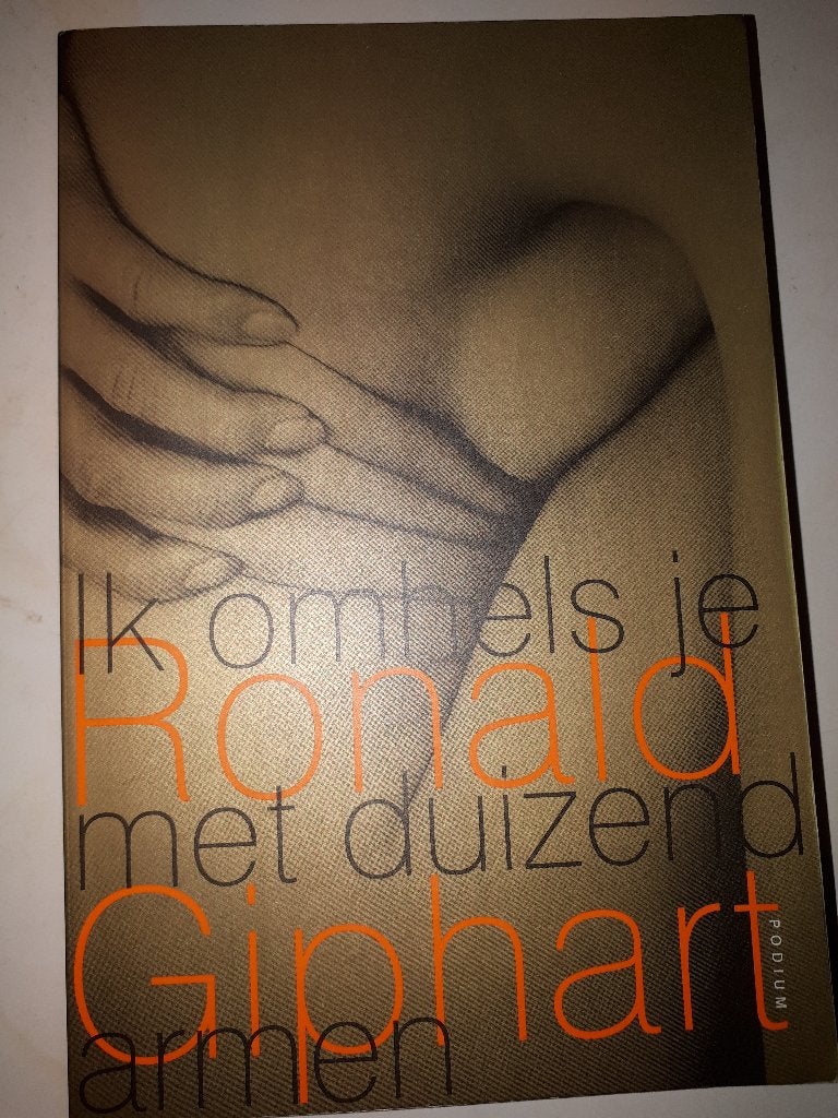 Ik omhels je met duizend armen - Ronald Giphart, Ophalen of Verzenden, Gelezen