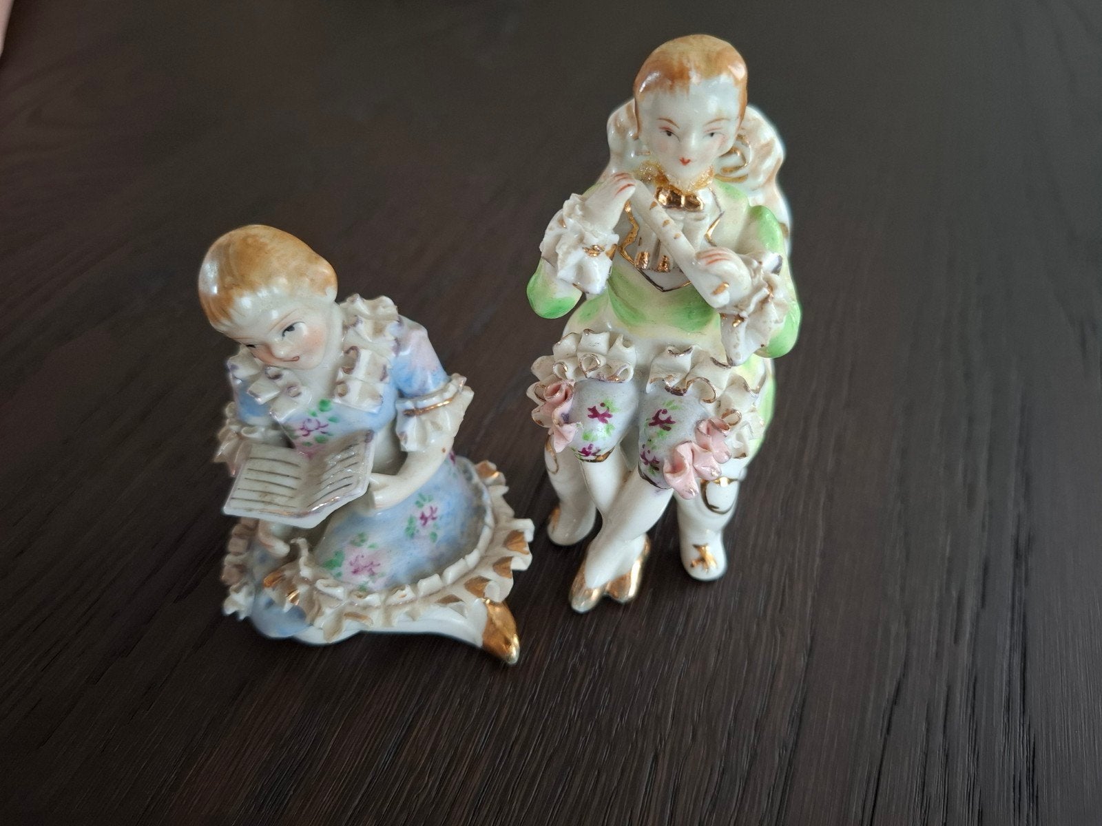 Vintage porseleinen beeldjes: lezende dame en fluitende heer, Verzenden, Gebruikt, Mens