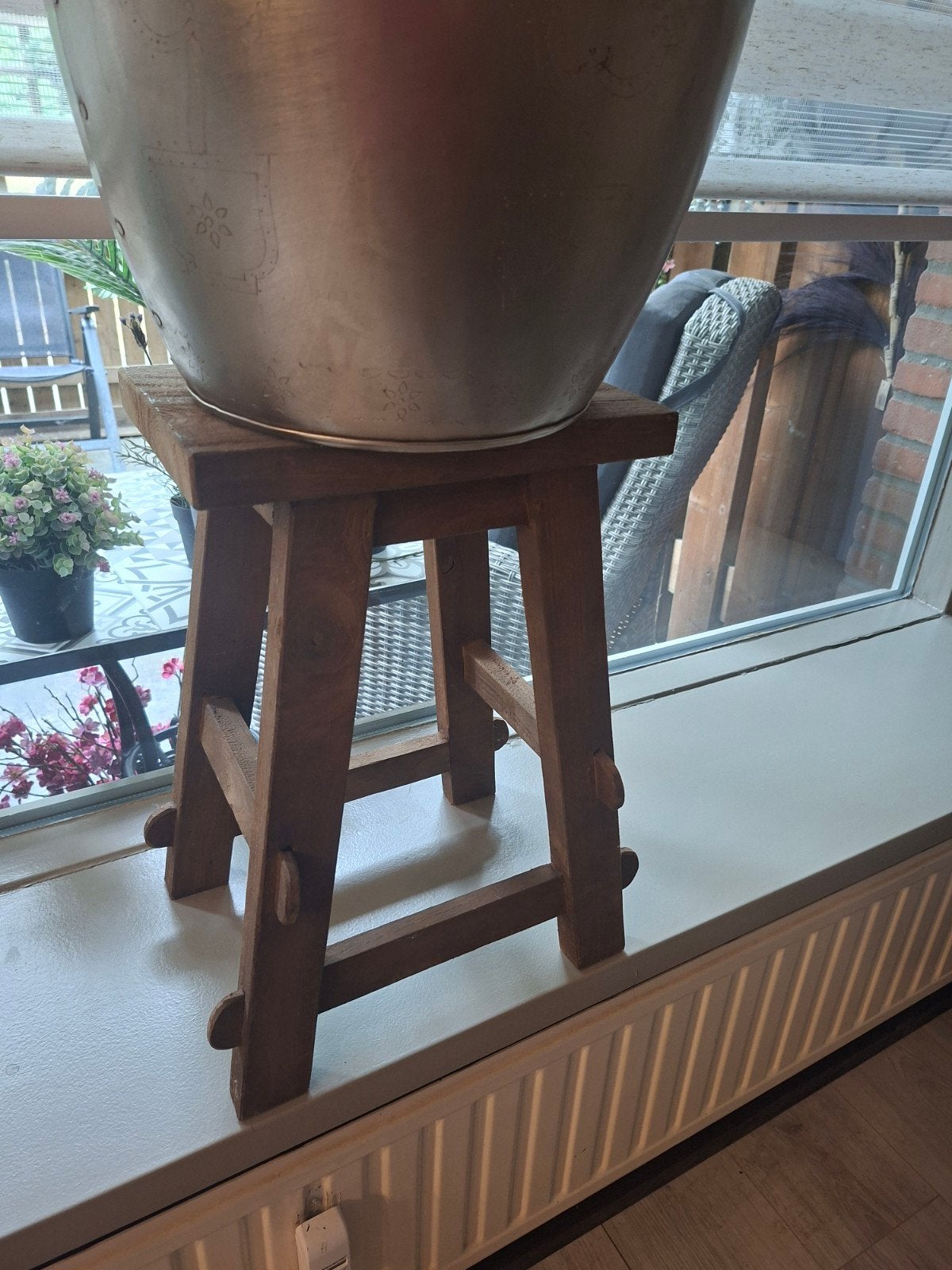 2 dezelfde LANDELIJKE HOUTEN KRUKKEN  45 cm hg, Ophalen of Verzenden, Zo goed als nieuw
