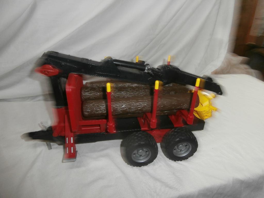 Bruder boomstam wagen met kraan en boomstammen, Ophalen, Zo goed als nieuw