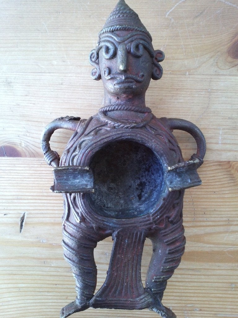 Mooie oude asbak uit India van brons als een man 14 cm., India, Ophalen of Verzenden, Handgemaakt, Brons