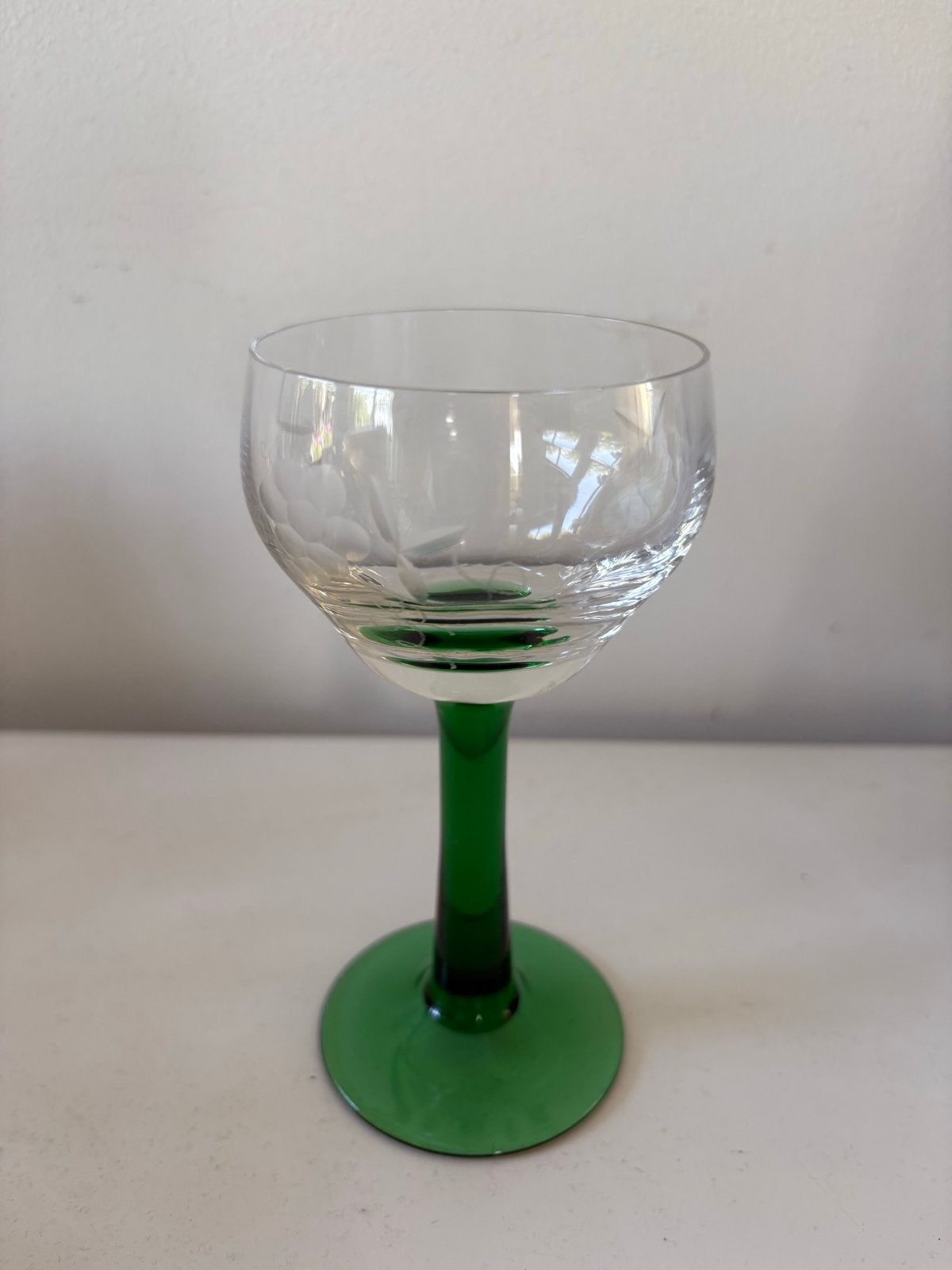 Vintage wijnglas met groene voet en gegraveerd patroon, Antiek en Kunst, Ophalen of Verzenden