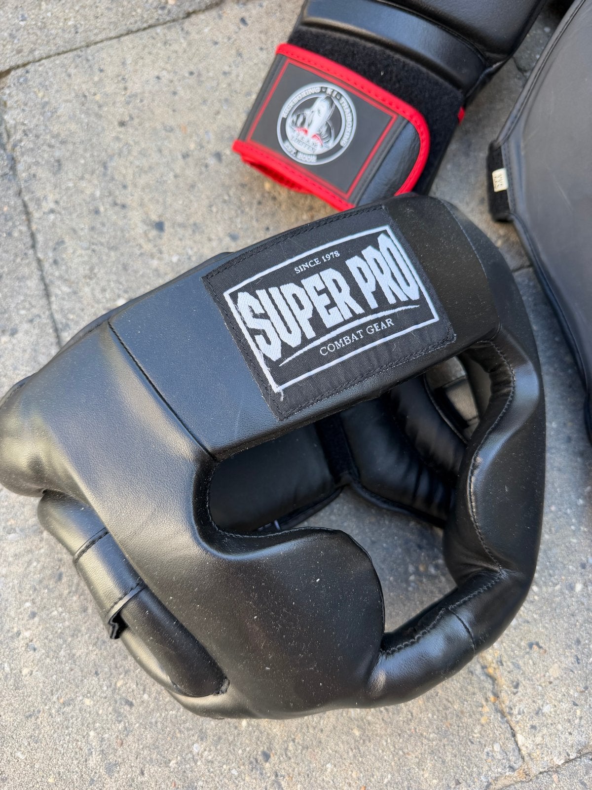 Super Pro Combat Gear Hoofdbeschermer, Sport en Fitness, Vechtsporten en Zelfverdediging, Ophalen of Verzenden, Zo goed als nieuw