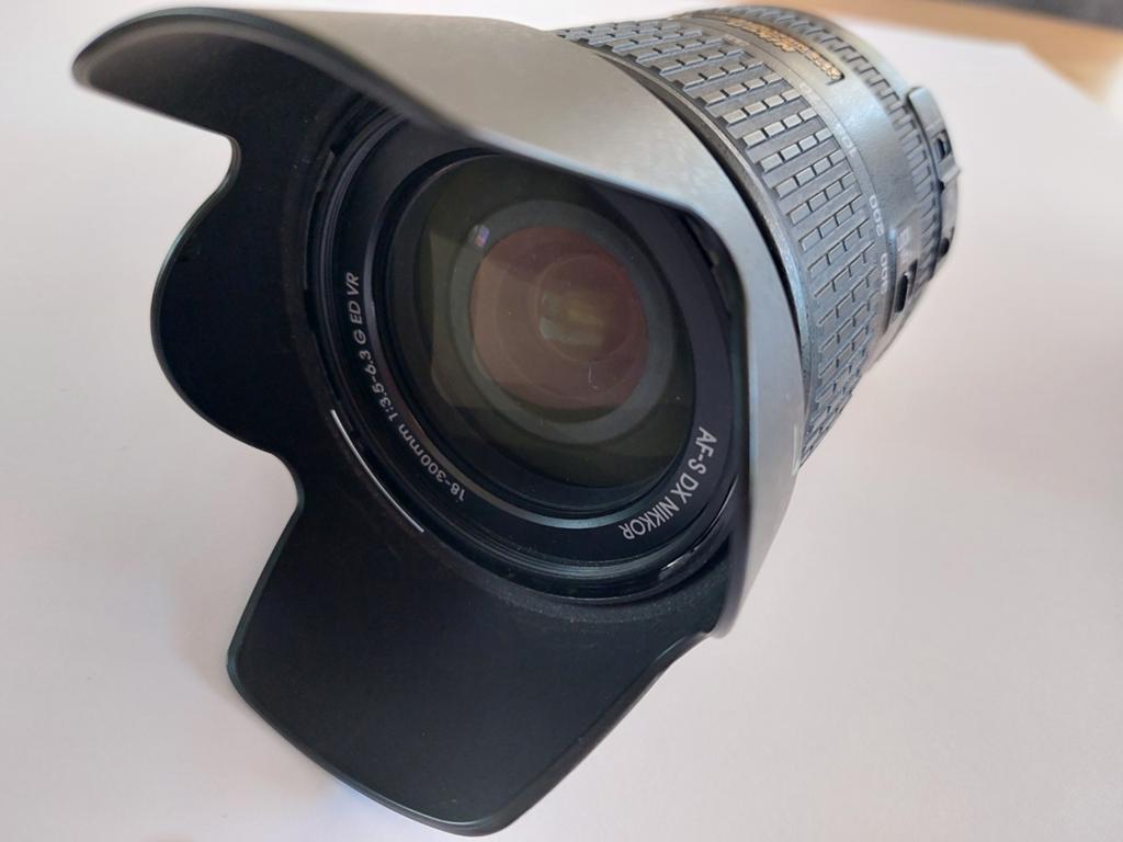 Nikon AF-S DX NIKKOR 18-300mm f/3.5-6.3G ED VR Lens, Ophalen of Verzenden, Zo goed als nieuw, Standaardlens, Zoom