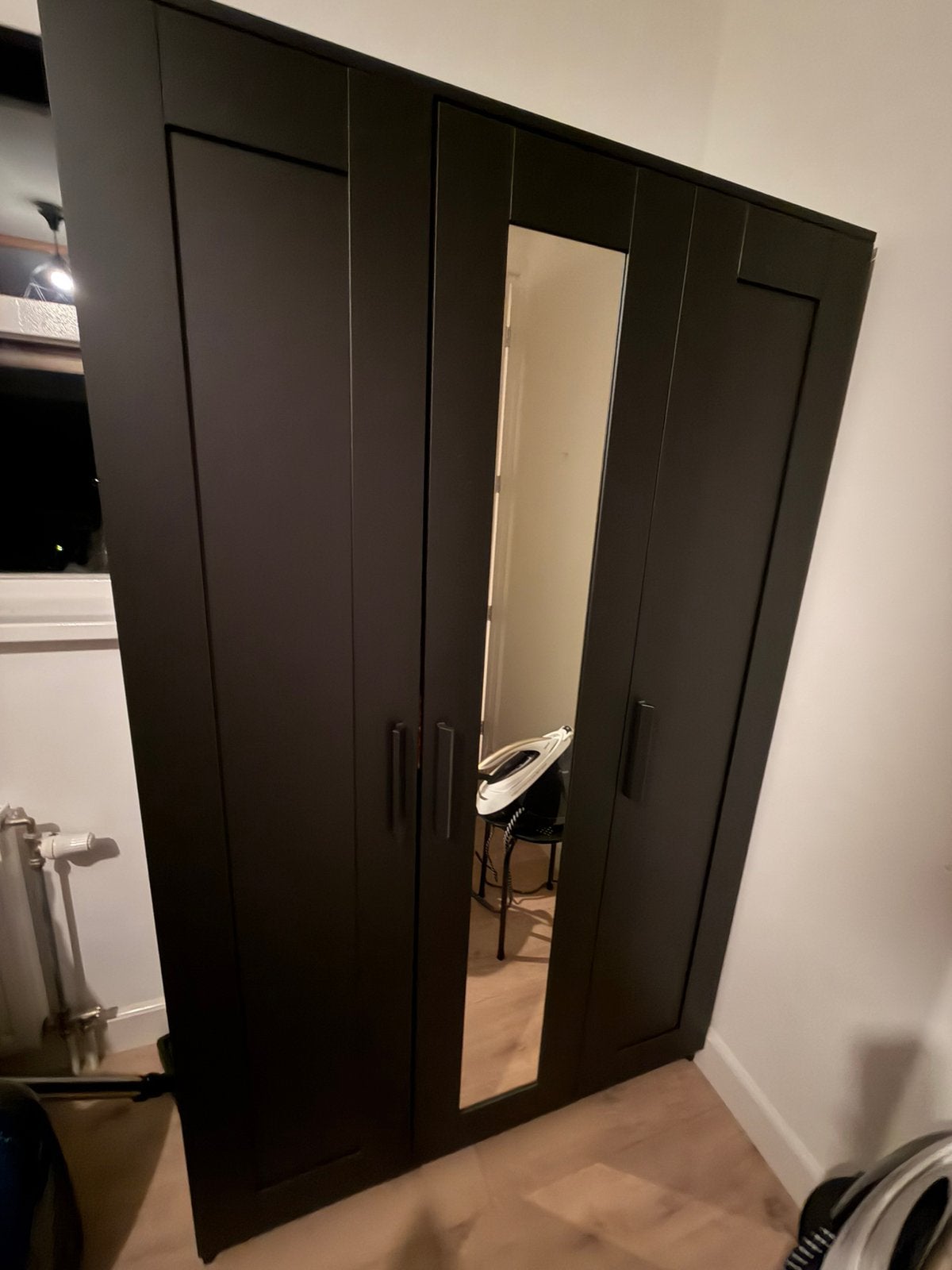 Zwarte kledingkast met spiegel, Ophalen, 100 tot 150 cm, Zo goed als nieuw, 150 tot 200 cm