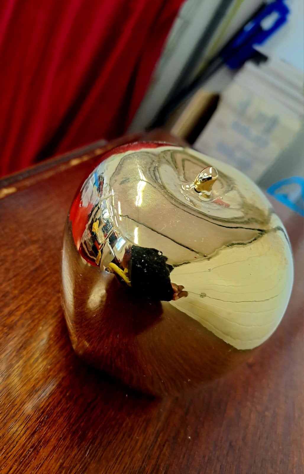 Gouden decoratie appel, Ophalen