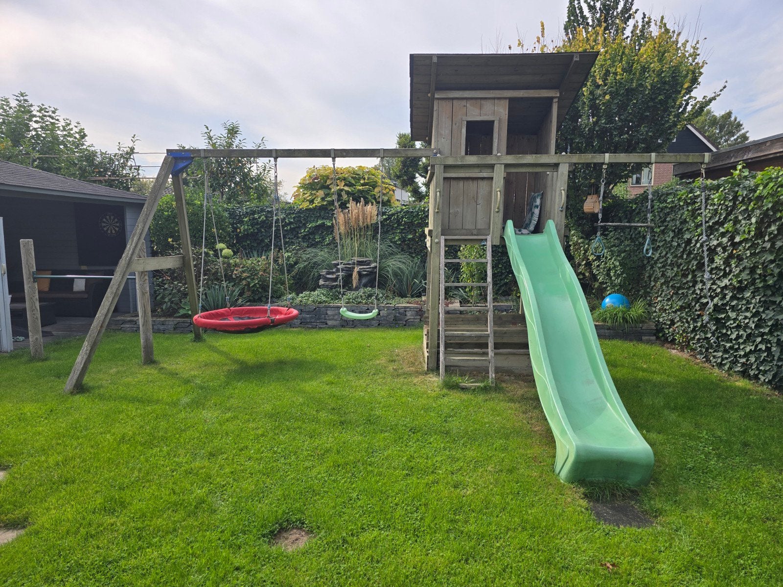 Speelhuisje met glijbaan, zandbak, schommel & duikelstang, Ophalen, Gebruikt, Hout