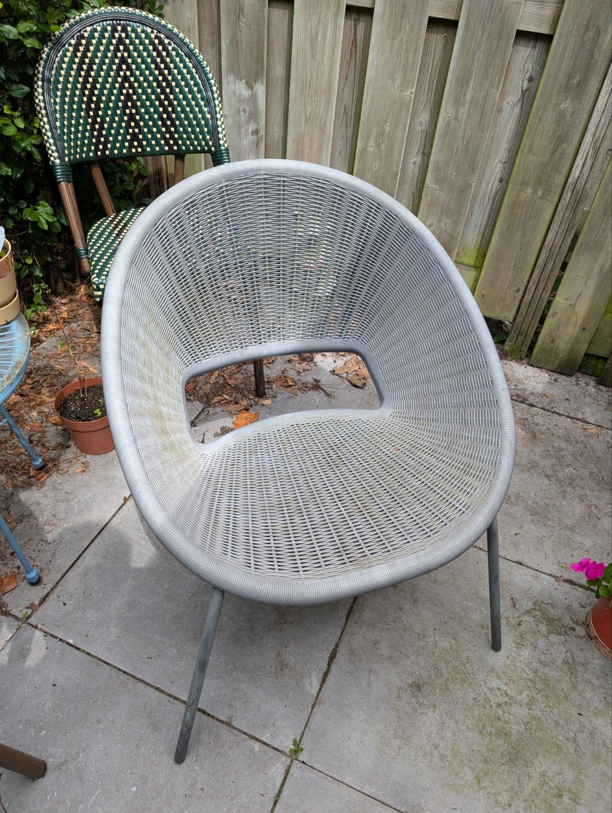Grijze kuipstoel voor binnen of buiten, Huis en Inrichting, Stoelen, Ophalen, Gebruikt, Metaal, Modern, Tuin, Balkon