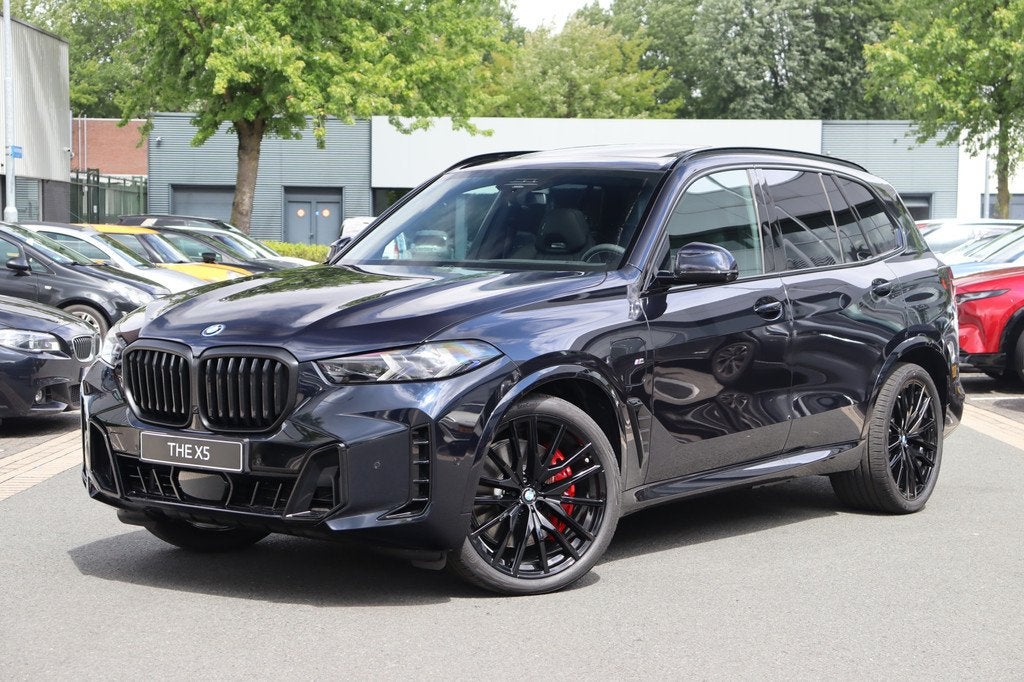 BMW X5 xDrive50e M Sport Automaat / Panoramadak / M Multifun, Auto's, BMW, Automaat, 2395 kg, Zwart, Leder