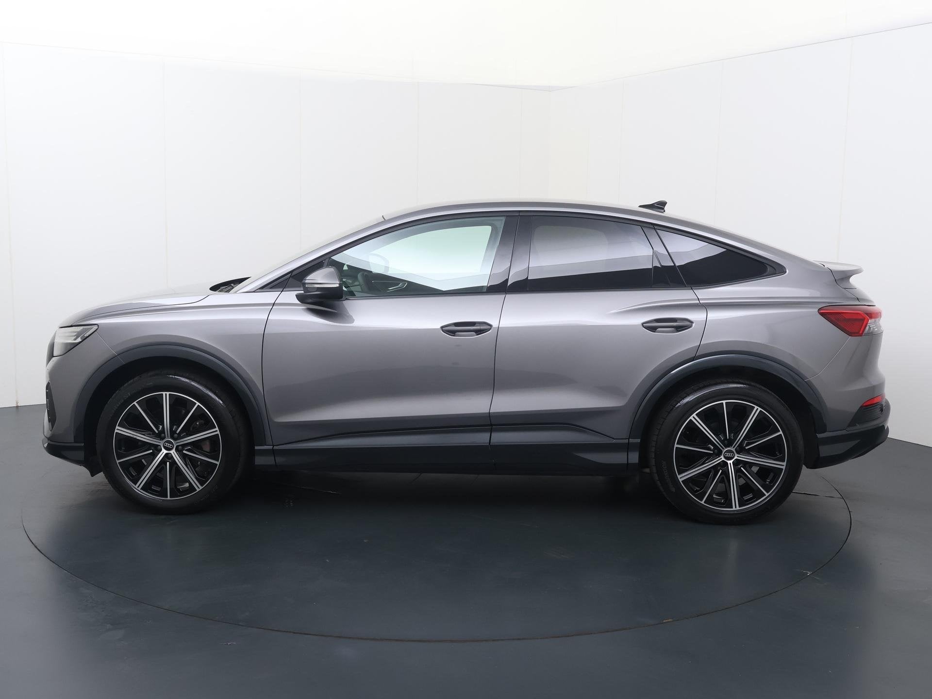 Audi Q4 Sportback e-tron 55 quattro Advanced edition 82 kWh, Auto's, Audi, 12 maanden, Stof, Gebruikt, Zwart