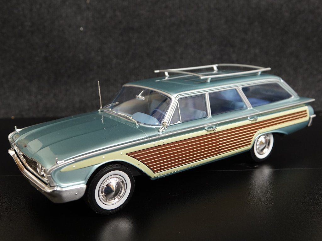 MCG 1:18 1960 Ford LTD Country Squire Lichtblauw / hout, Overige merken, MCG, Auto, Onbekend