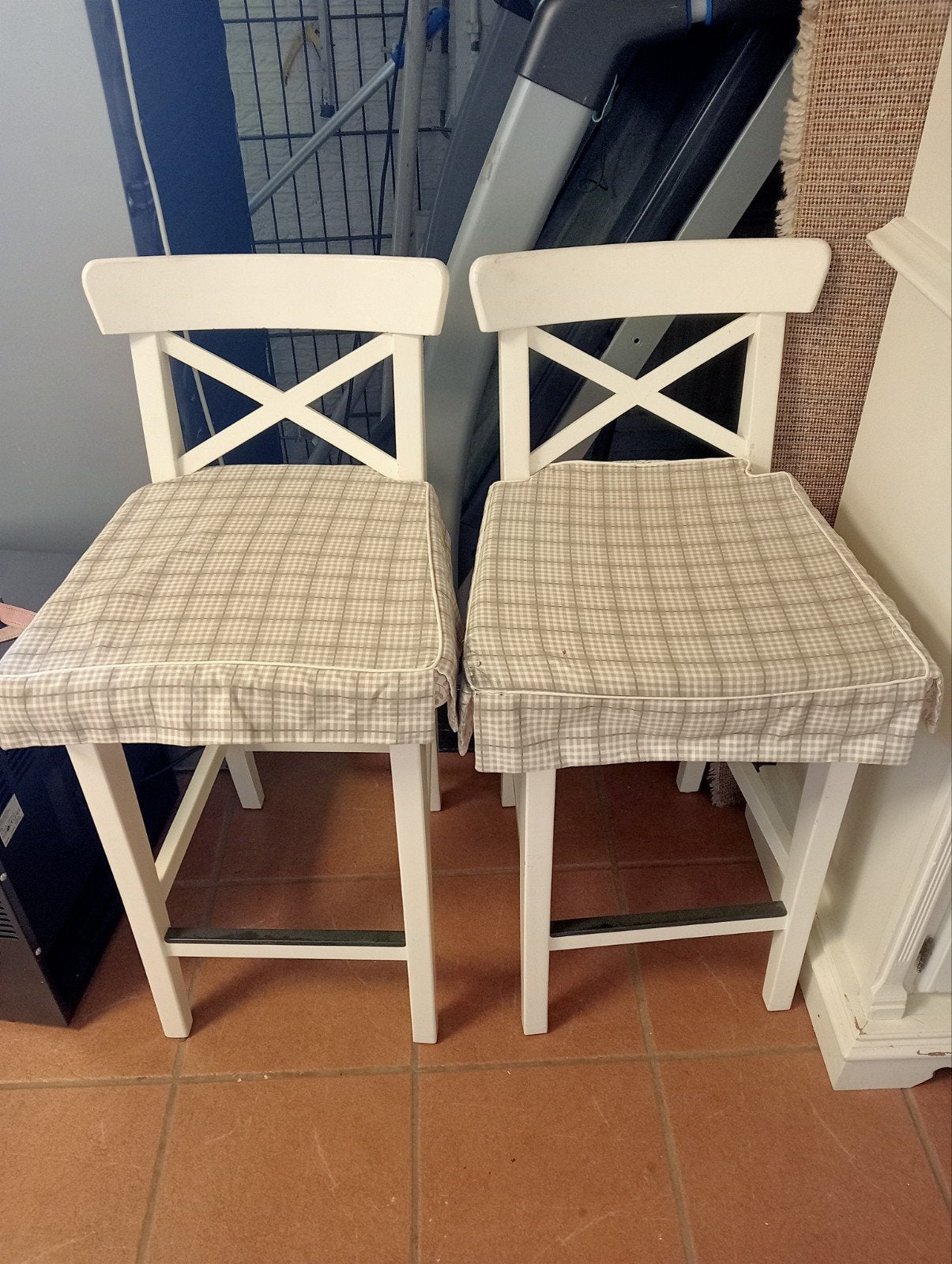 2 witte barkrukken met ruitjeskussens, Ophalen, Gebruikt, Met voetsteun, 60 tot 90 cm