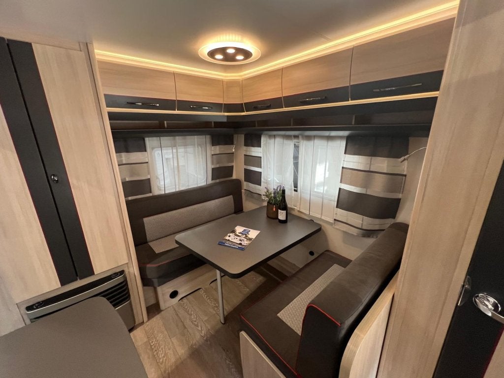 Hobby De Luxe Edition Silver 440 SF Mover, Fietsenrek, Luife, Hobby, Bedrijf, Treinzit, Schokbreker