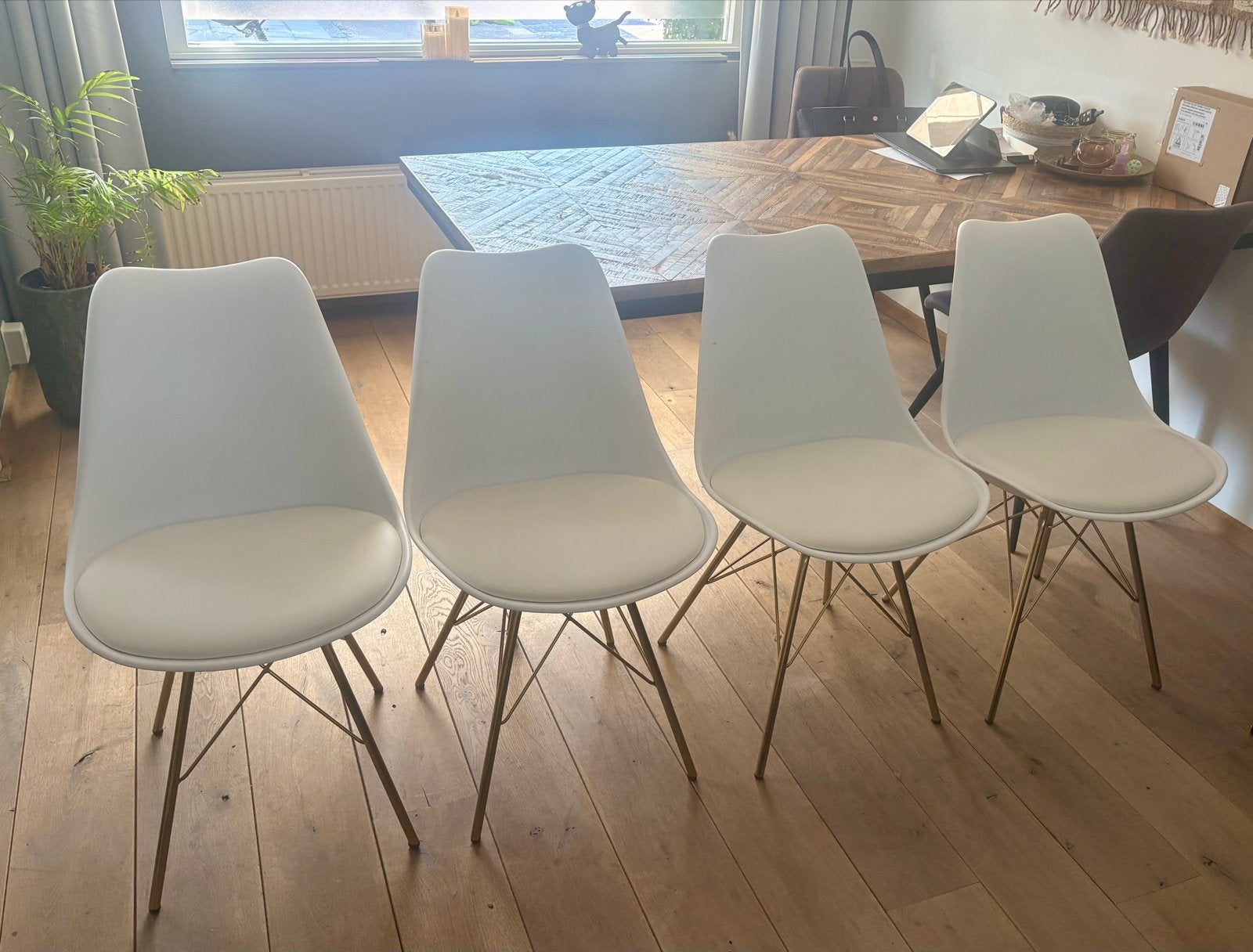Set van 4 witte stoelen met gouden onderstel, Huis en Inrichting, Stoelen, Ophalen, Kunststof, Wit, Zo goed als nieuw