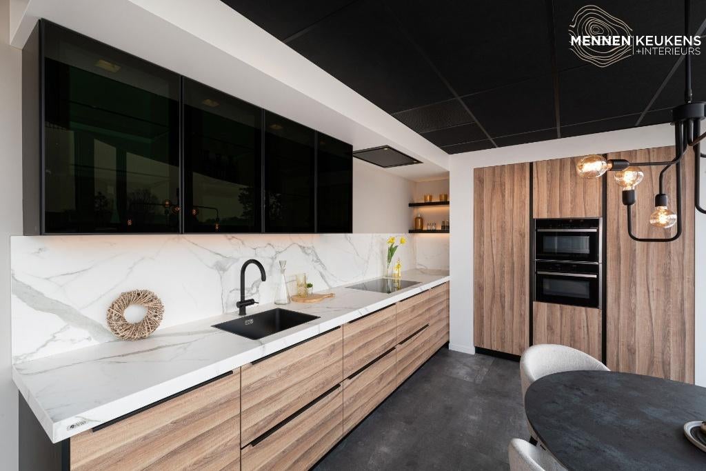 Warme houtlook keuken in wandopstelling, Overige materialen, Bruin, Nieuw, Dubbelwandige keuken