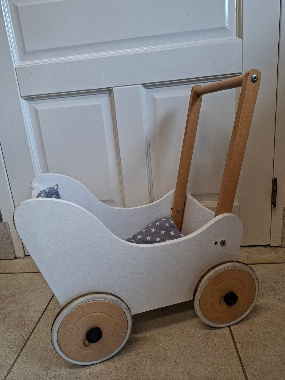 Houten poppenwagen wit met sterrenkussen, Kinderen en Baby's, Speelgoed | Poppen, Ophalen, Gebruikt, Babypop