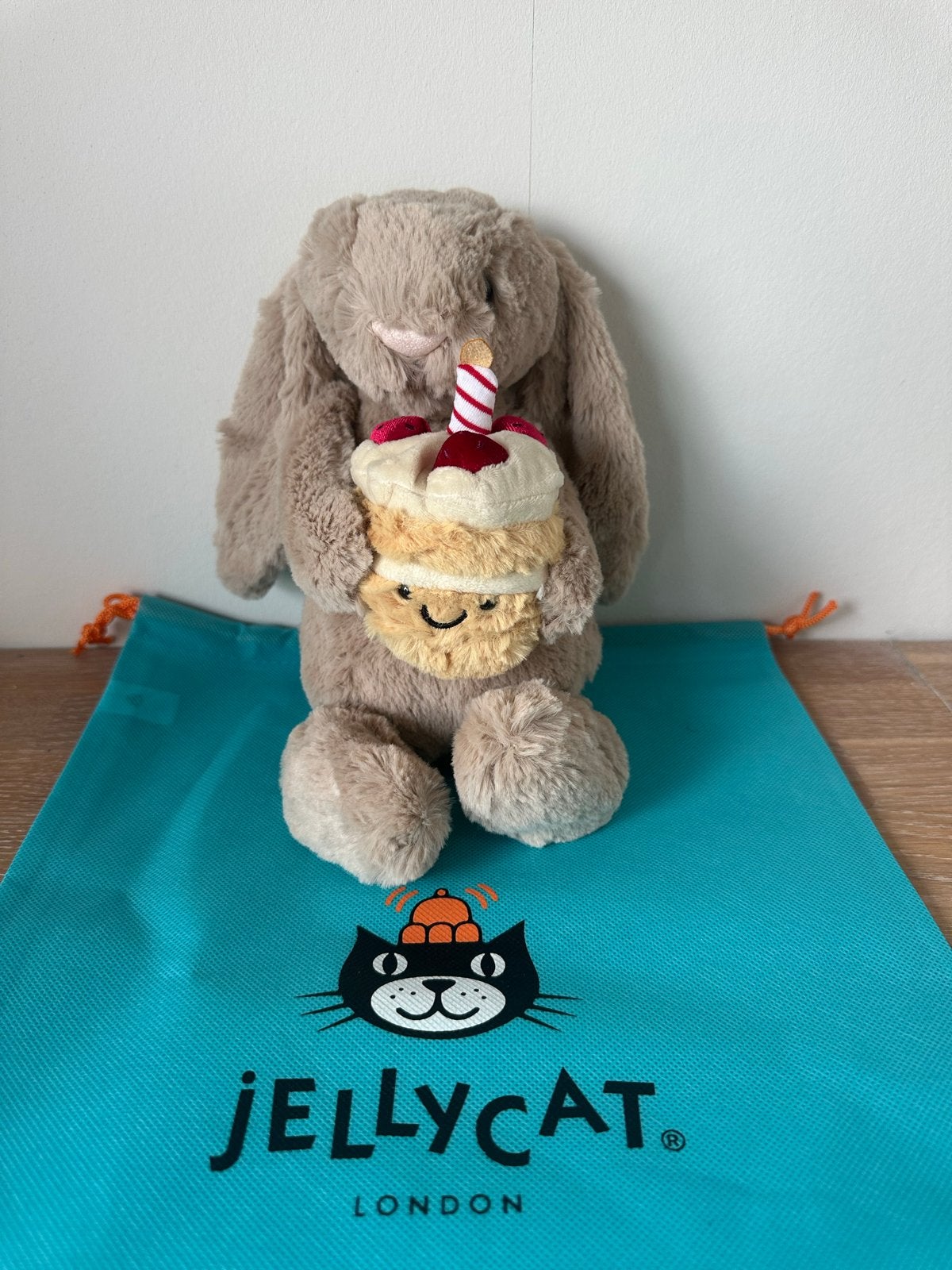Jellycat Bashful Bunny Birthdaycake, Jellycat, Verzenden, Middelgroot (20 tot 80 cm), Met kleding of accessoire