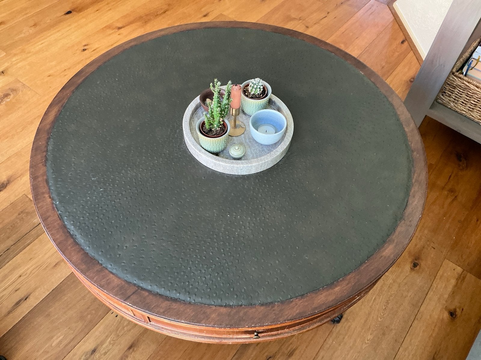 Ronde salontafel met drie laatjes en groen kunstleren blad., Antiek en Kunst, Ophalen